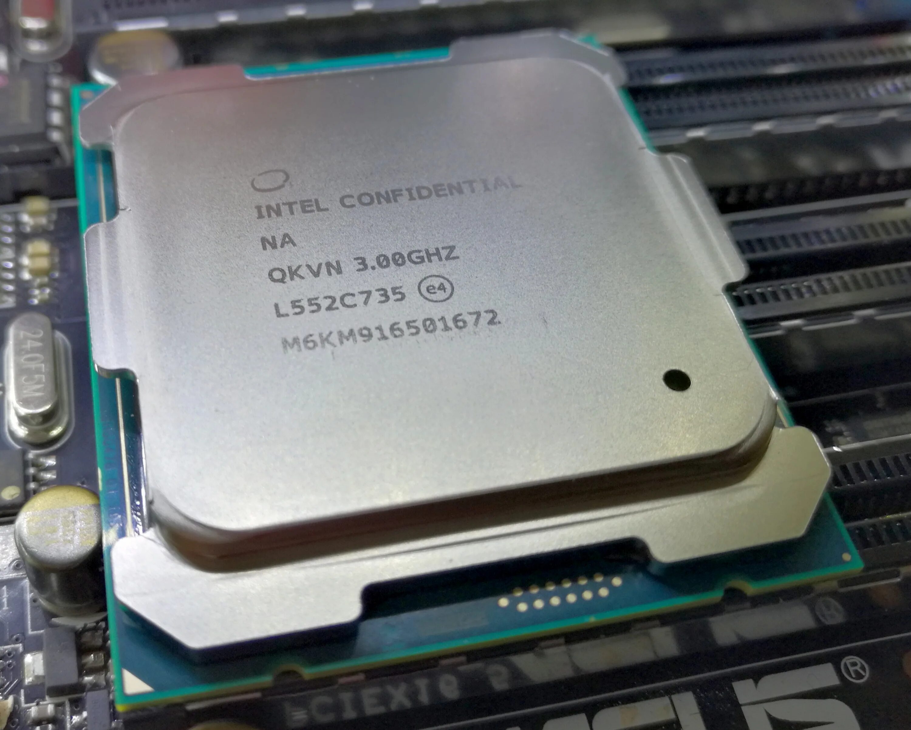 Intel core i7 частота. Intel Core i7-6800k. Процессор i7 6850k. Процессор Intel Core i7-6850k. Скальпирование i7-6850k.