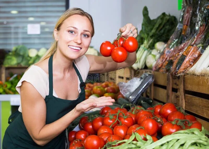 These are tomatoes. Продавец помидоров на рынке. Женщина продает помидоры. Женщина на рынке продает помидоры. Продавщица помидоров на рынке.