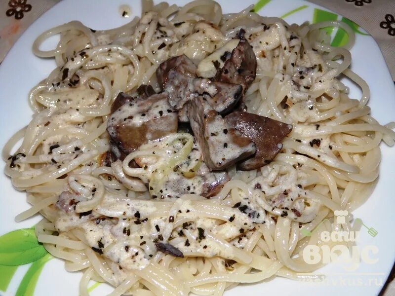 Как приготовить куриную печень с макаронами. Макароны с печенкой куриной. спагетти с куриной печенью. куриная печень с макаронами. печень в сметане с макаронами.