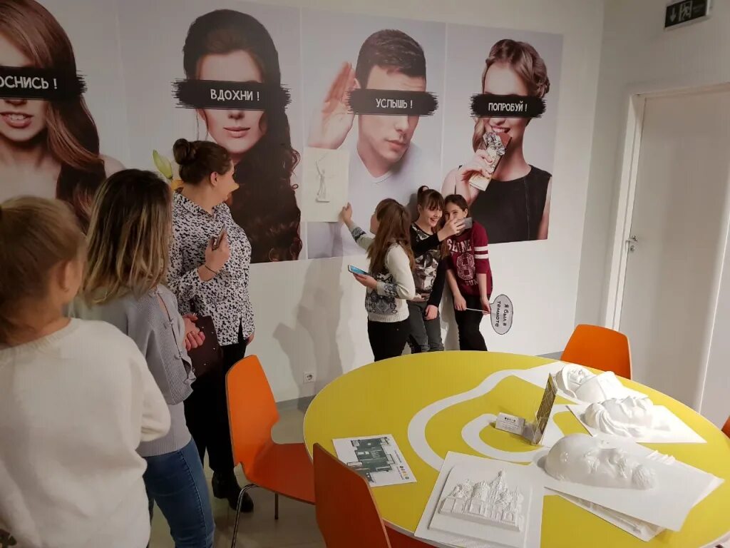 Экскурсия в темноте. Музей прогулка в темноте в москве. музей прогулка в темноте ривьера. прогулка в темноте в трц ривьера. музей в темноте в москве ривьера.