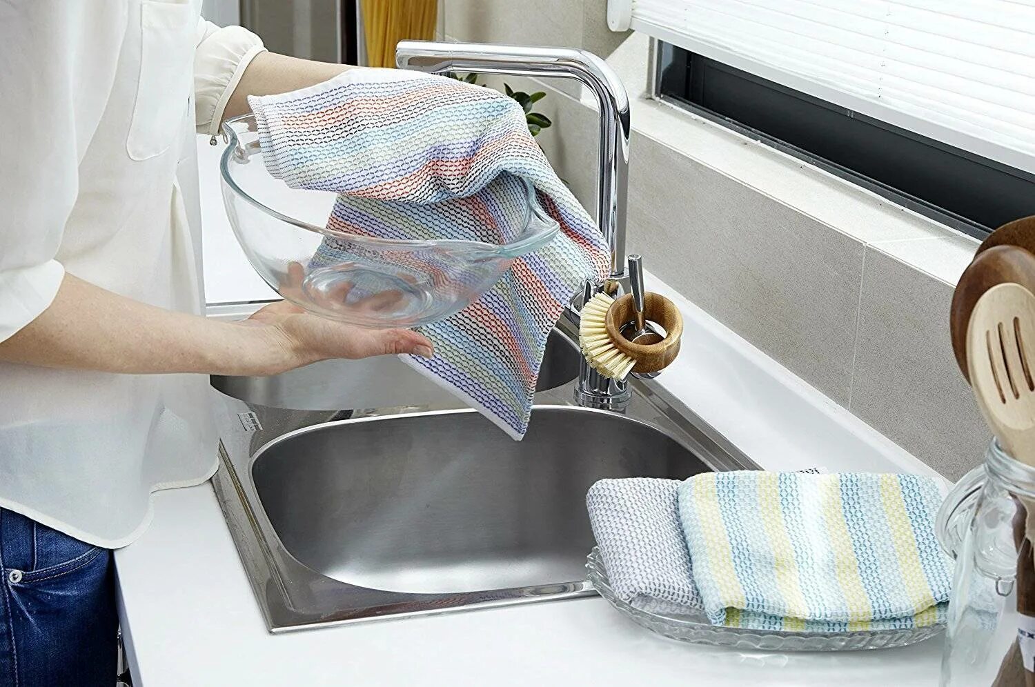 Грязные кухонные полотенца. Стирает кухонные полотенца. Стирка кухонных полотенец. Машинка для стирки кухонных полотенец.