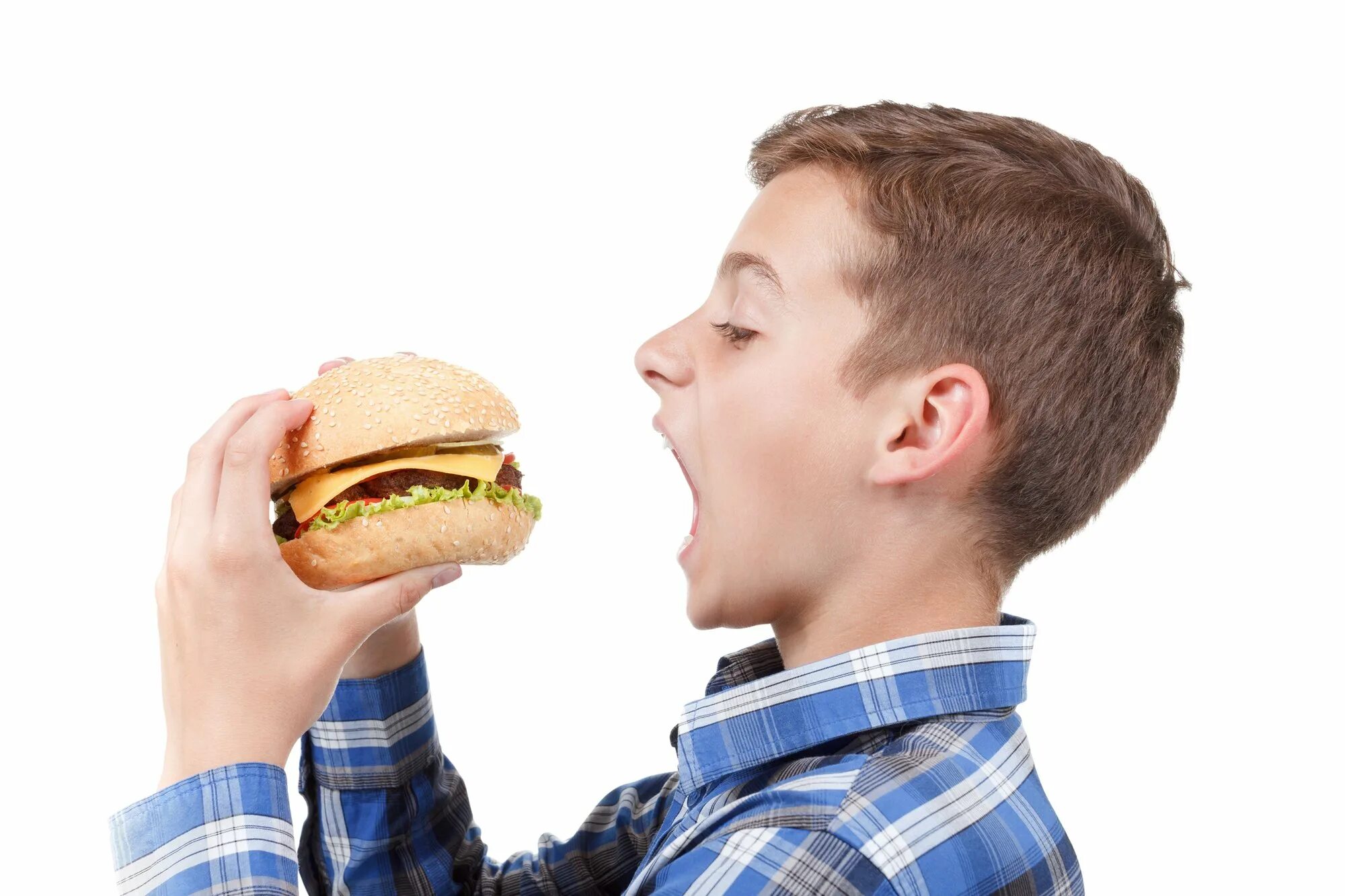 Голодные подростки. Человек ест бургер. Мальчик ест бургер. Мужчина ест бургер. Мальчик ест гамбургер.