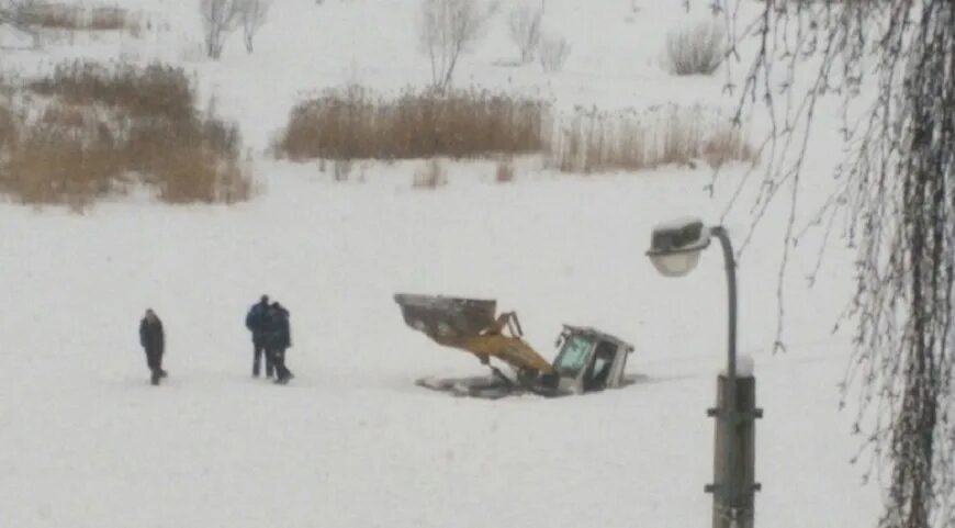 Трактор провалился под лед. Утопили трактор. Трактор к700 провалился под лед. Трактор утонул