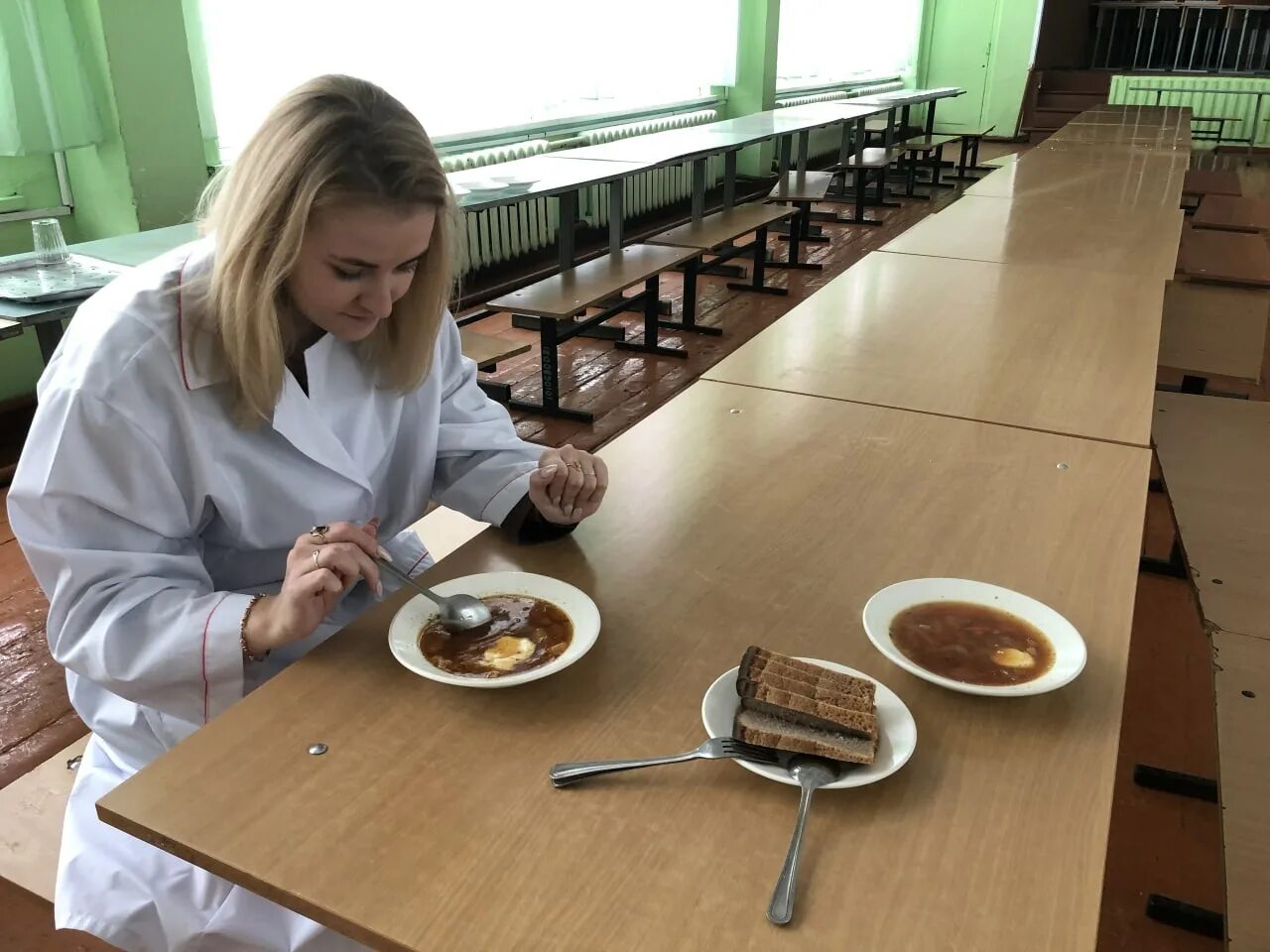 Школьное питание нижний. Питание в школе. Питание в школьной столовой. Школьное питание Подмосковья. Девочка в столовой.