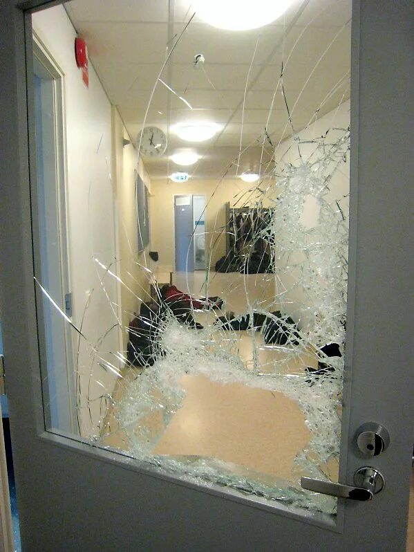 Разбить стекло дома. Разбитые зеркала. Разбить зеркало. Разбитое стекло в комнате. Разбитое стекло шкафа.