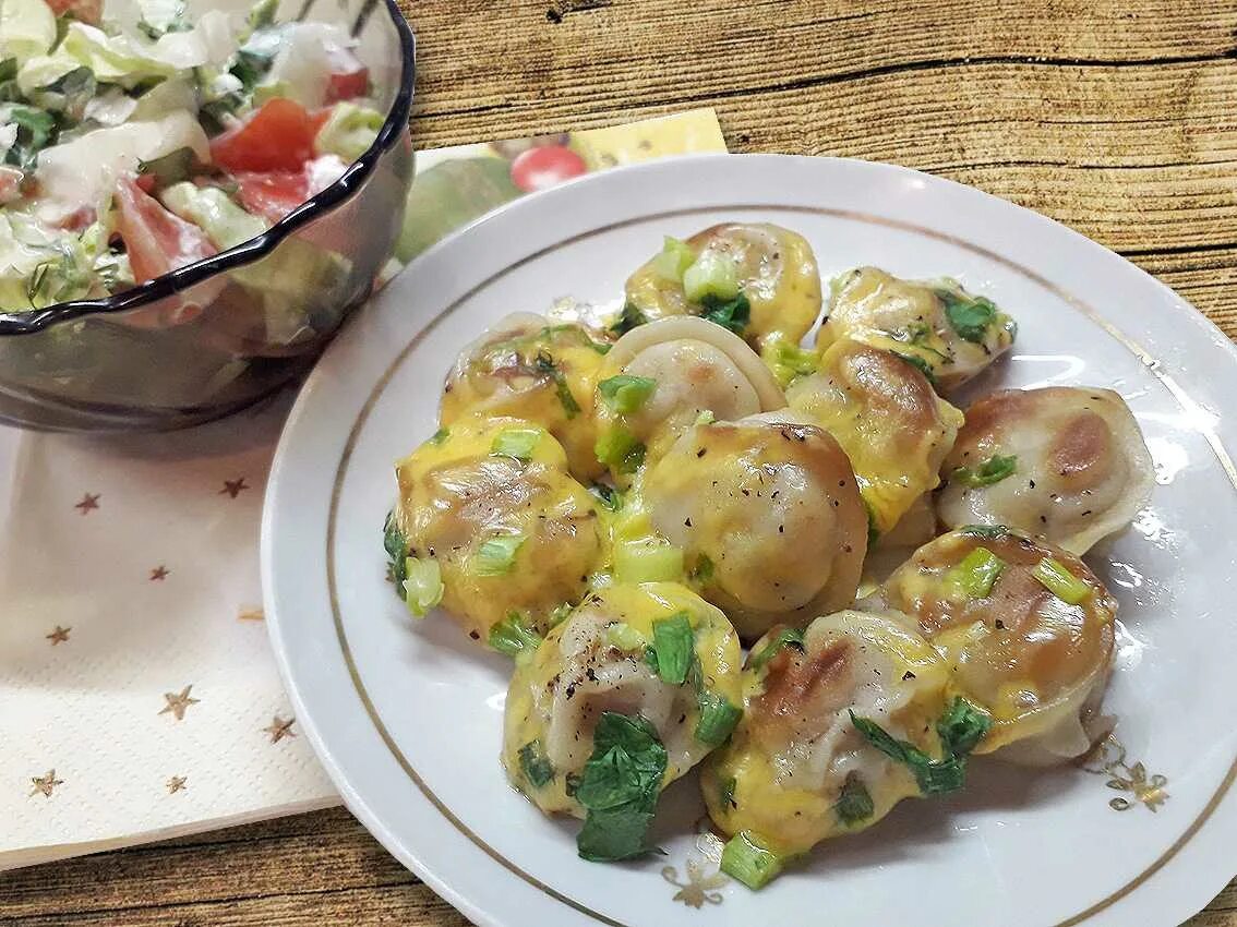 Пельмени на сковороде со сметаной и сыром. Пельмени жареные на сковороде с сыром. пельмени запеченные с сыром. жареные пельмени с зеленью. пельмени в сыре.