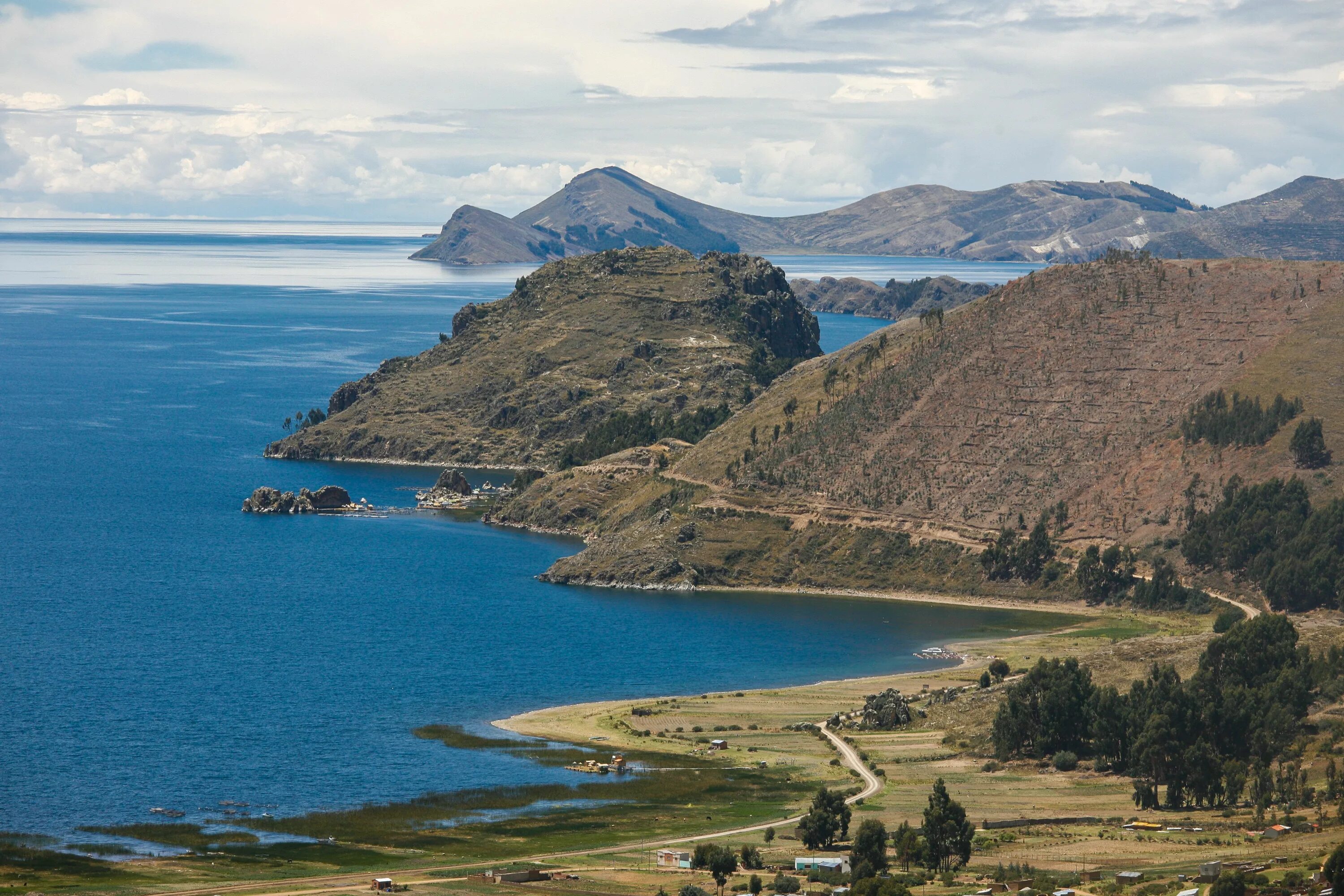 Пресноводное озеро в латинской америке. Озеро Титикака Перу. Боливия озеро Титикака. Южная Америка озеро Титикака. Анды озеро Титикака.