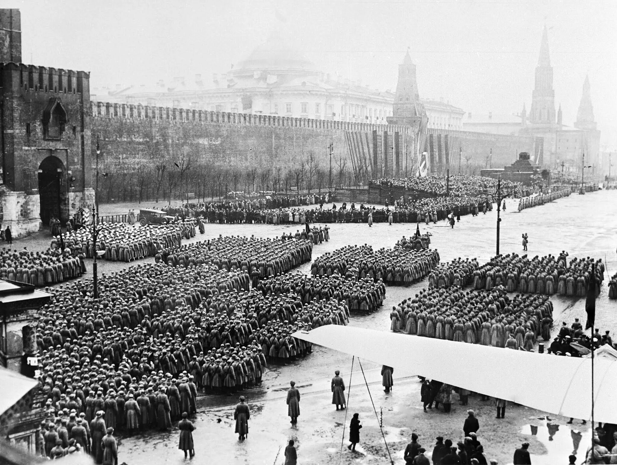 Военный парад 7 ноября 1941 года в Москве на красной площади. Парад Октябрьской революции 1941. Парад 7 ноября 1941. Парад 7 ноября 1941 г на красной площади в Москве. Военный парад 1941 г