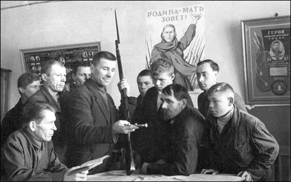 Призывной пункт 1941. Призыв 1945 года. Солдаты идут на фронт 1941. Октябрьский райвоенкомат 1941 год. Мпво 1941.