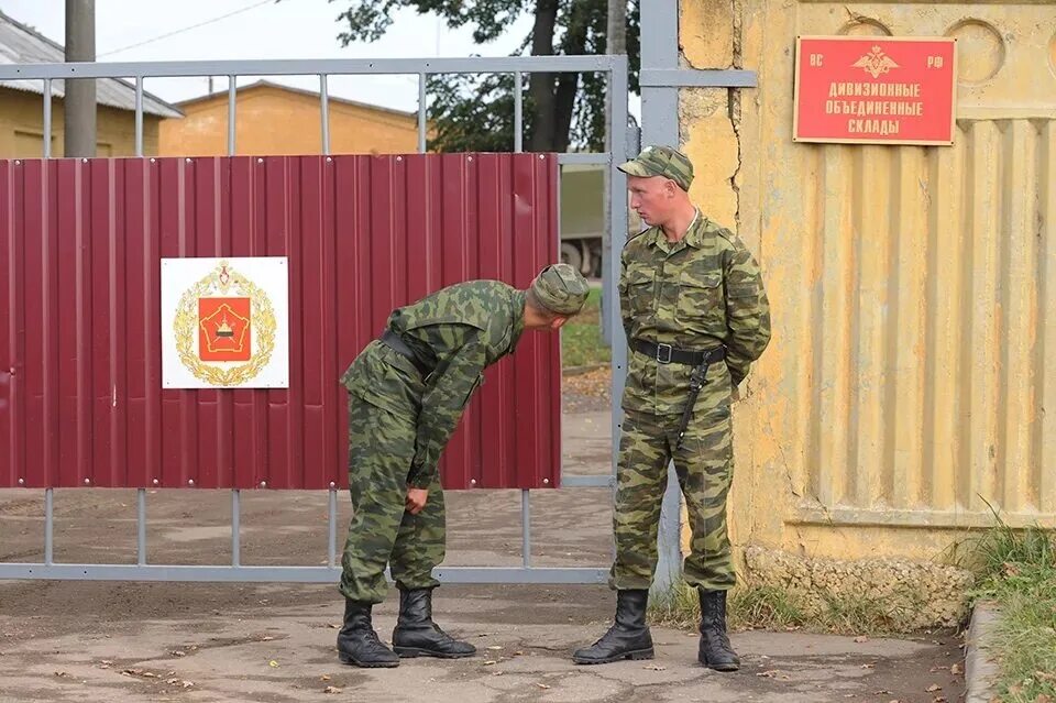 Нападение на вч. Военная часть. Ворота воинской части. КПП воинской части. Контрольно-пропускной пункт воинской части.