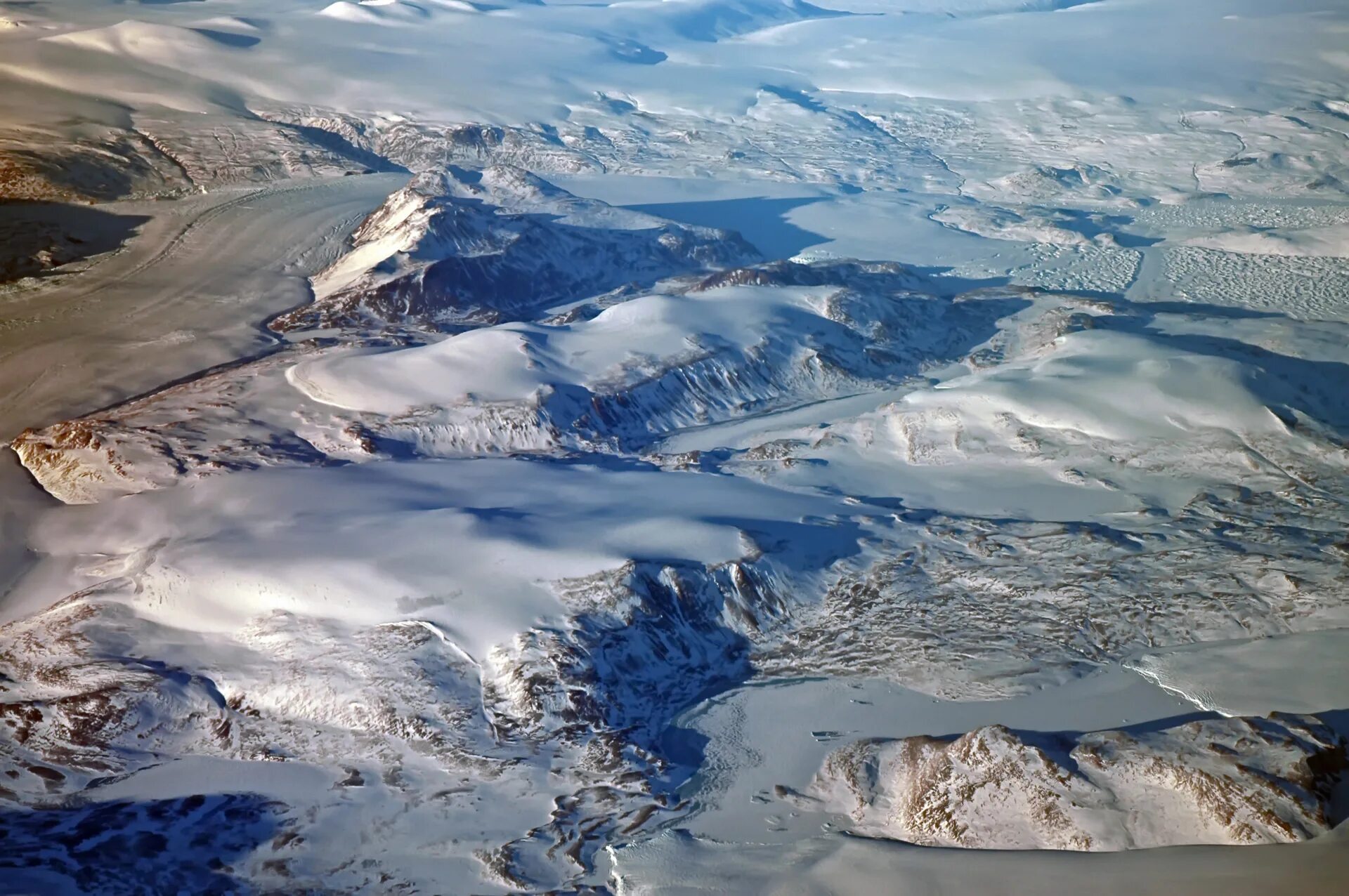 Большой остров канады. Арктические пустыни канадский Арктический архипелаг. Северная Америка канадский Арктический архипелаг. Канадский Арктический архипелагсеввернвй Ледовитый океан. Земля Элсмир.