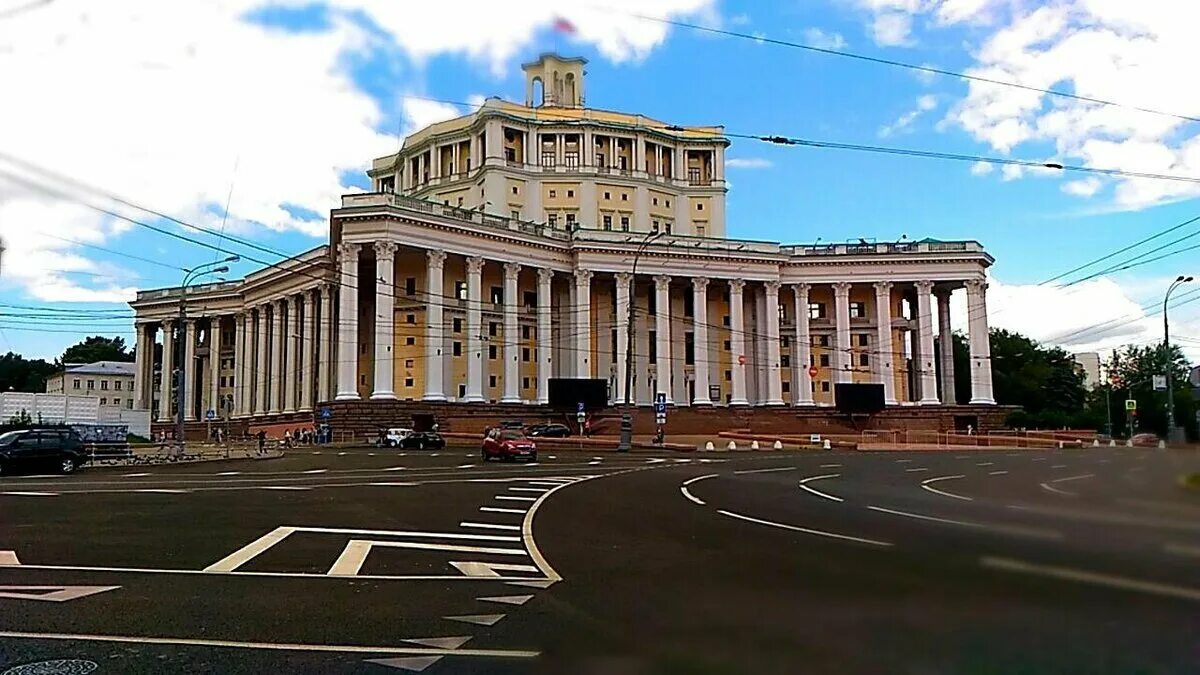 Здание центрального театра