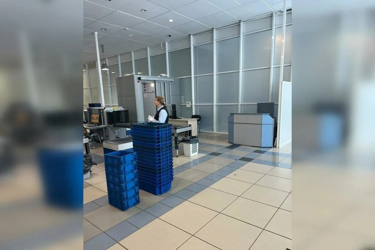 Досмотр в аэропорту. Аэропорт толмачево туалет. Новосибирск аэропорт курилка есть. Международный терминал толмачево. Курилка в толмачево новосибирск.