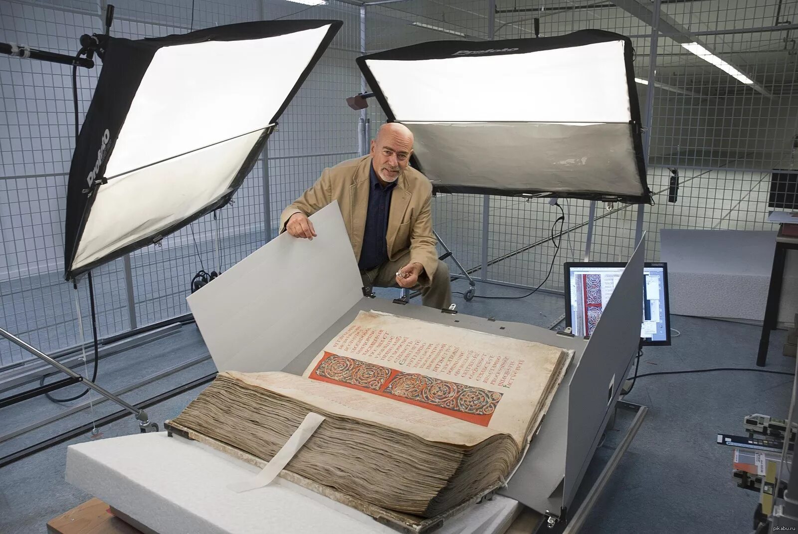 Громадный пишем. Самая большая книга в мире the Codex Gigas. Гигас Библия дьявола. Кодекс Гигас («Библия дьявола»). Книга дьявола кодекс Гигас.