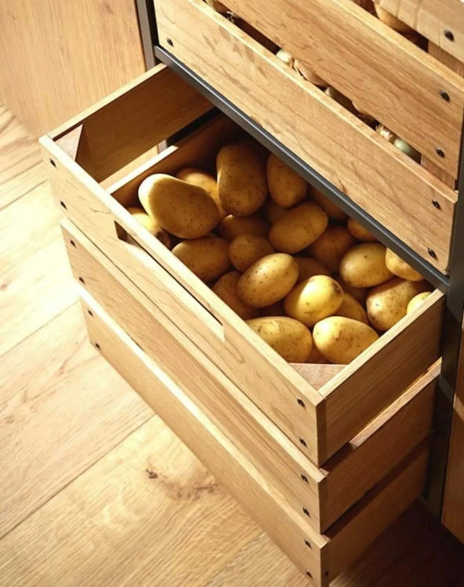Можно хранить картофель в холодильнике. Овощи в ящике. Ящик для хранения овощей. Ящик под овощи на кухню. Ящик для картошки.