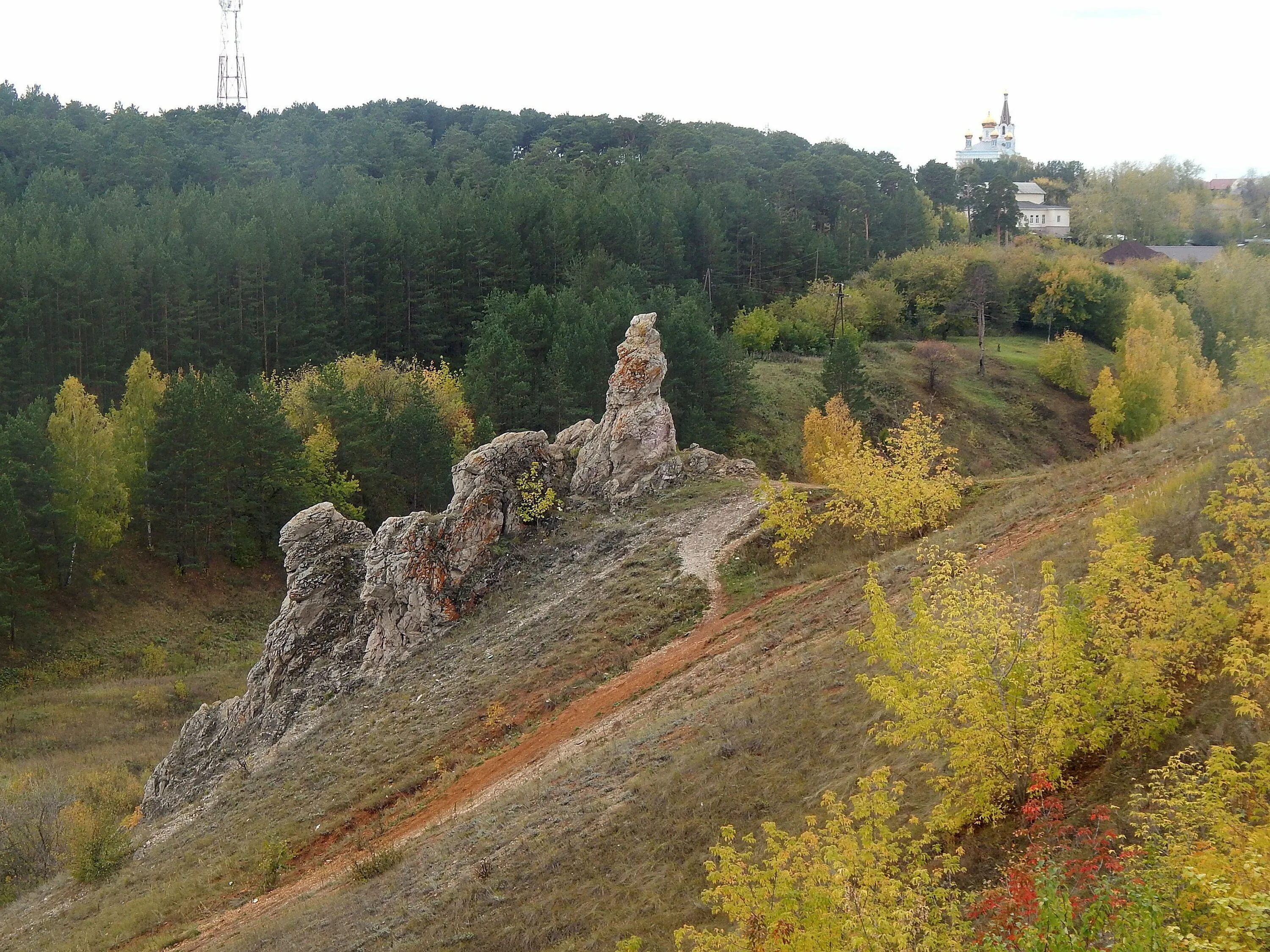 Богатырек Каменск-Уральский. Скалы Каменск-Уральский. Река Каменка скала Богатырек. Каменные ворота Каменск Уральский. Каменск уральский красная горка