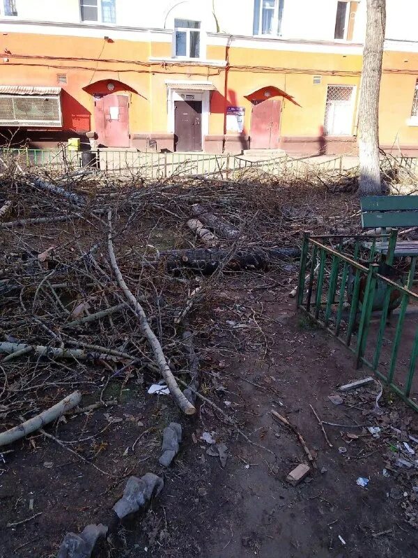 Скандал во дворе барнаул. Узкий двор дтп. Инцидент во дворе. Фото дворовые территории с авто и детьми. Инцидент во дворе.