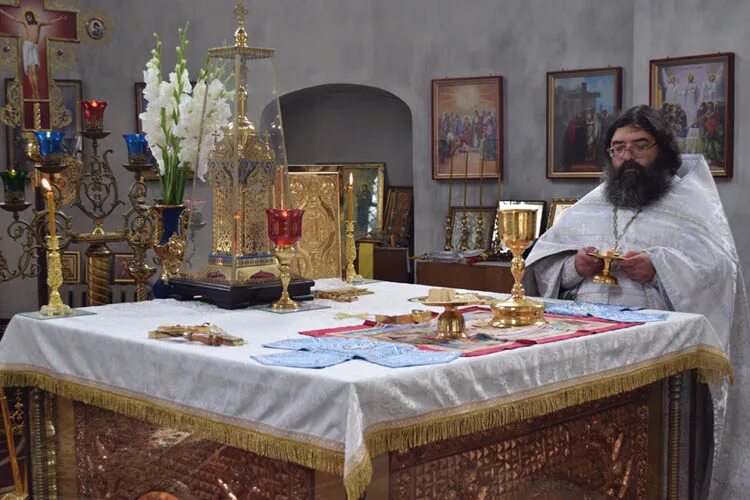 Священник смешной. Батюшка а можно пить водку во время поста вкушай но без радости. Жрущий священник. Врачи монахи. Батюшка в пост пить можно.