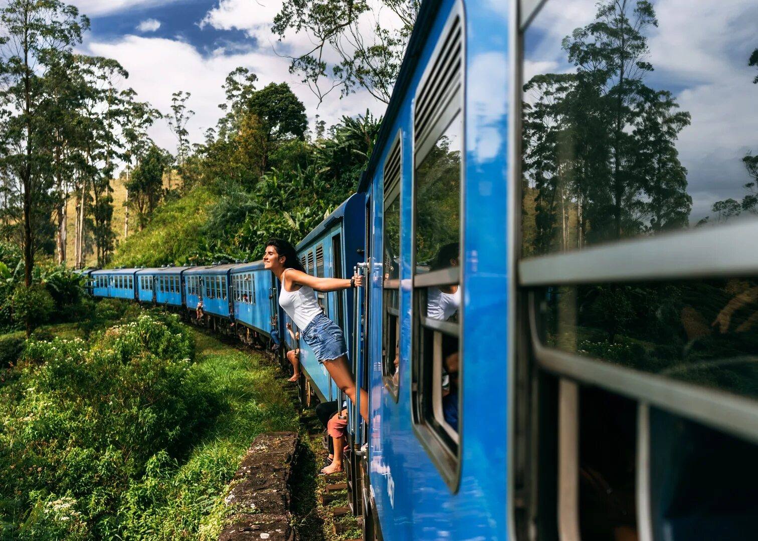 Бухарест синая поезд. Куда можно съездить на поезде отдохнуть. Байкал кругобайкальская железная дорога. Путешествовать на поезде. Семья в поезде.