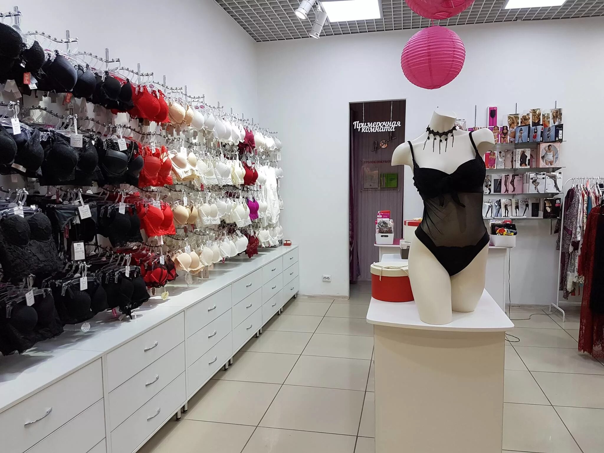 Lingerie shop. Магазин женского Нижнего белья. Бутик Нижнего белья. Торговое оборудование для отдела Нижнего белья. Отдел Нижнего белья.