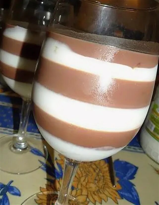 Лакомка желе. Желейный торт трехслойный. Желе трехслойное. Сметанное желе слоями. Желе трехслойное со сметаной и какао.
