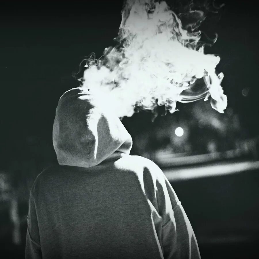 Дымный человек. Человек в дыму. Парень в дыму. Парень выдыхает дым. Парень в дыму.