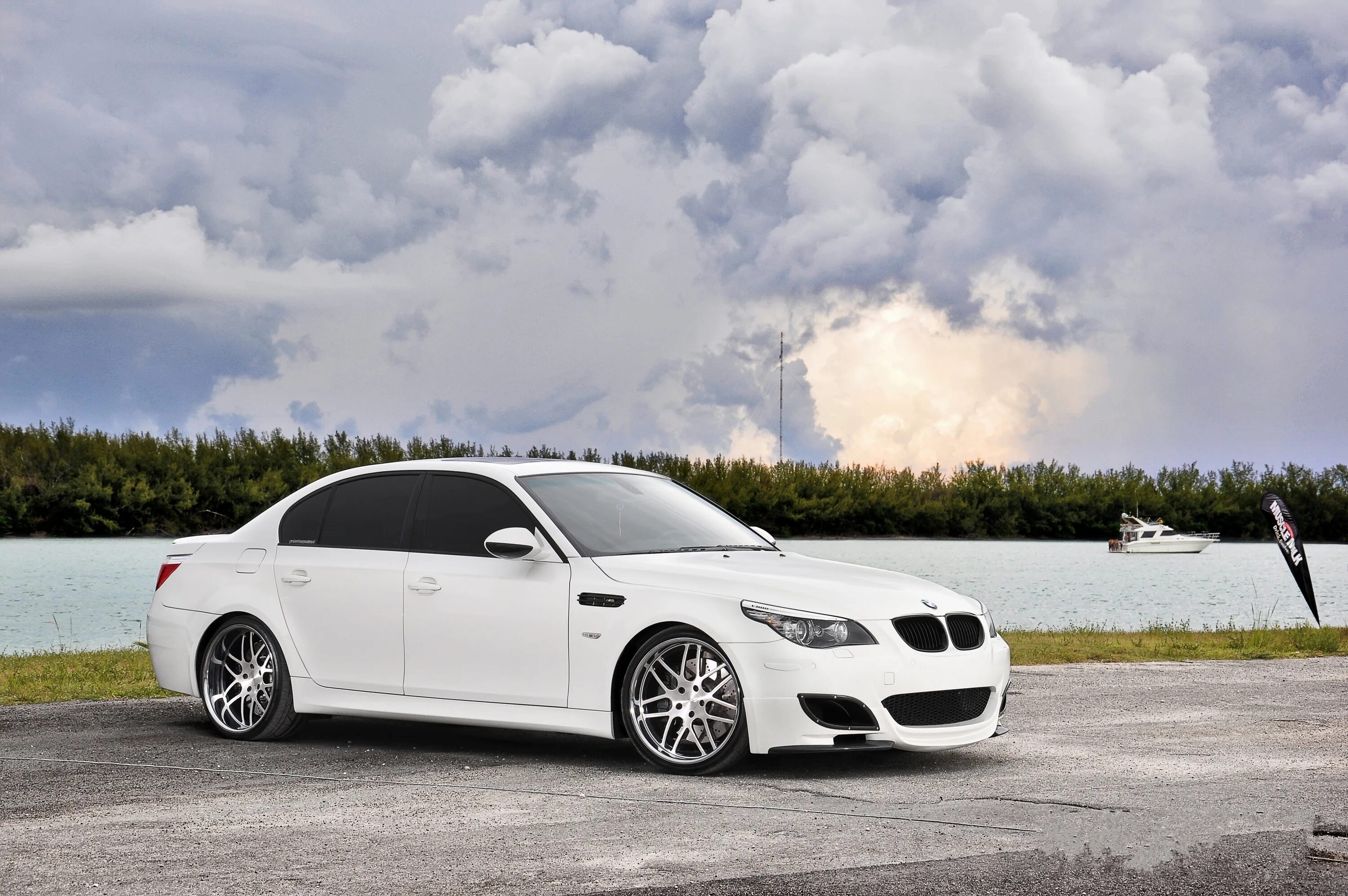 BMW m5 e60 White. БМВ м5 е60 белая. BMW m5 белая. BMW e60 белая.