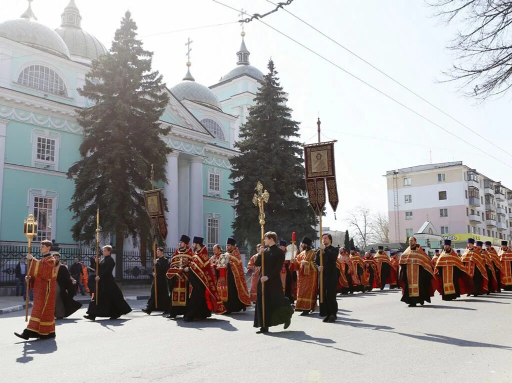 Крестный ход в белгороде сегодня во сколько. Крестный ход на Пасху. Крестный ход на Пасху фото. Пасхальный крестный ход Белгород.