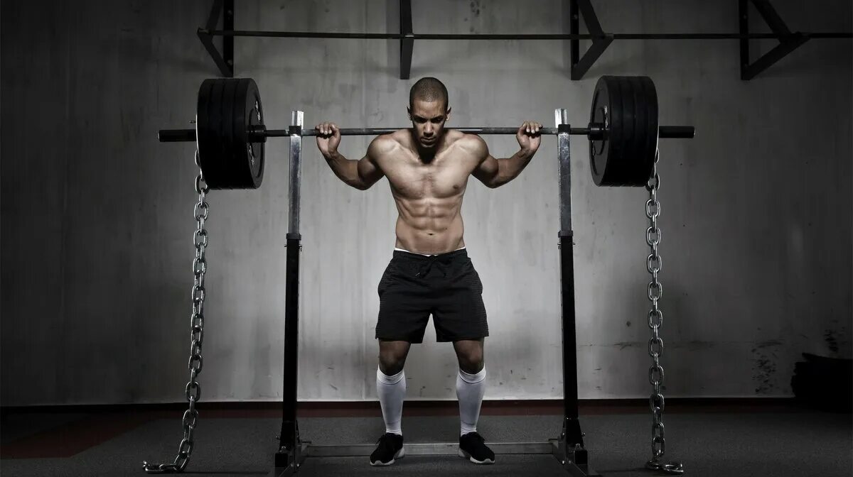 Мужчина со штангой. Бодибилдеры в спортзале. Атлет со штангой. Спортсмен со штангой. Фитнес мужчины.