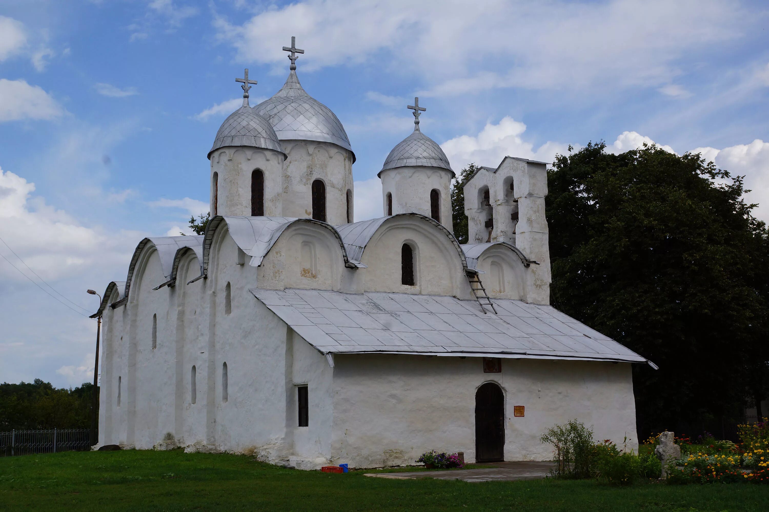 Церкви 13 14 века. Иоанно-Предтеченский монастырь (Псков).