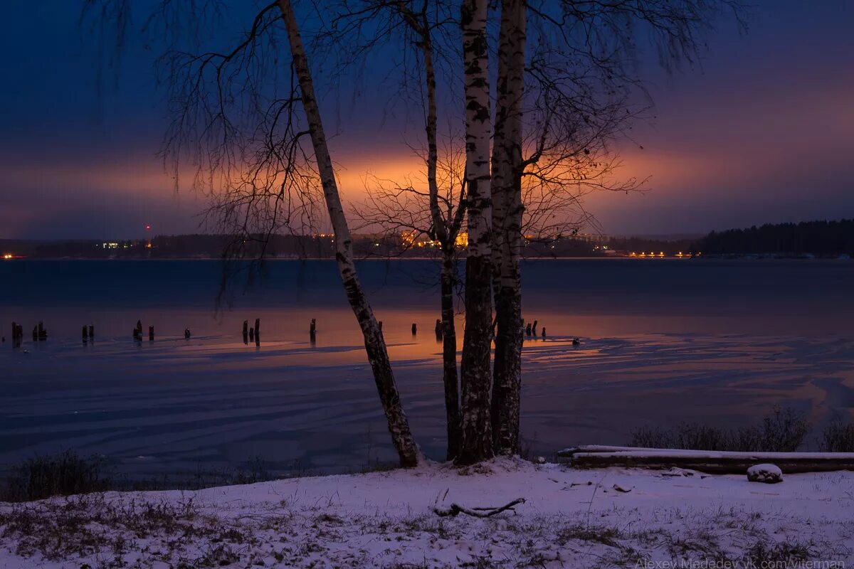 Красивая ноябрьская ночь. Озеро Сенеж зима Солнечногорск. Озеро Сенеж Солнечногорск ночь. Озеро Сенеж Солнечногорск зимой. Солнечногорск озеро Сенеж осенью.