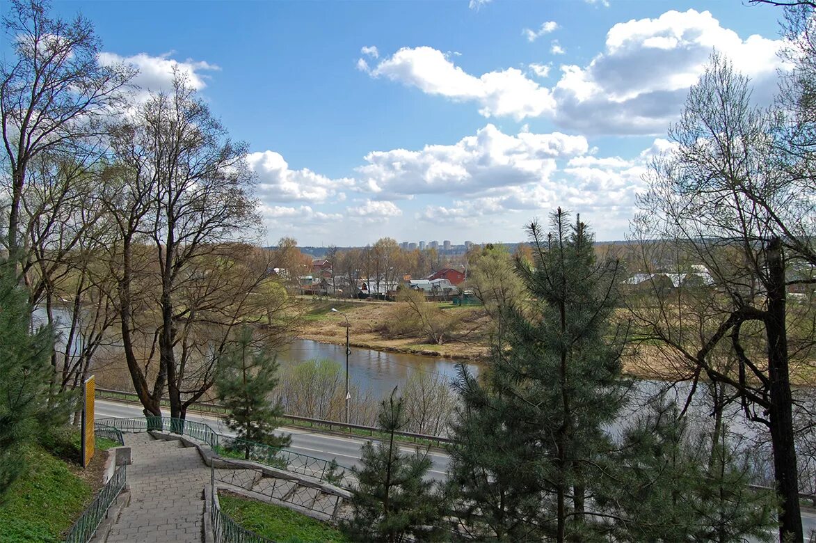 Погода в звенигороде на сегодня. Звенигородский городок Звенигород. Звенигород Москва река. Звенигород Главная улица. Звенигородский городок достопримечательности Звенигорода.