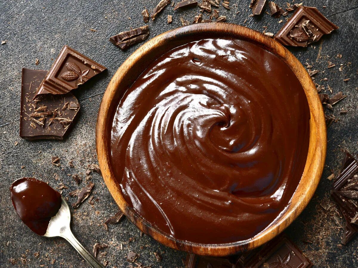 Ганаш сливки шоколад масло. Шоколадный ганаш. Шоколадный крем ганаш. Шоколадная глазурь ганаш. Ганаш для торта шоколадный.
