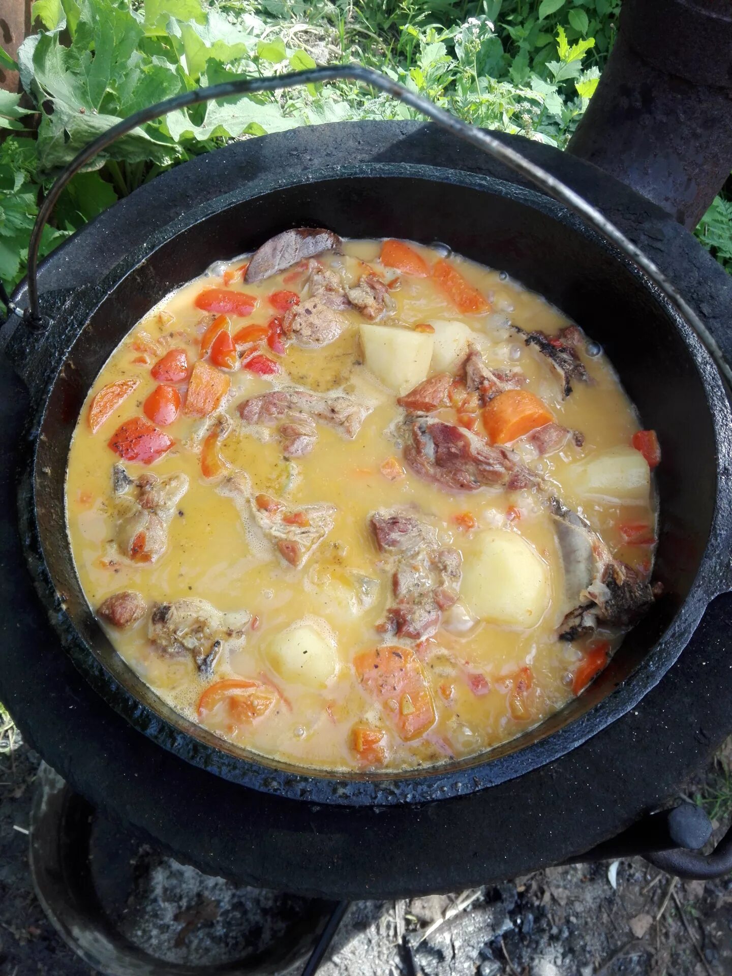 Шурпа из свинины на костре рецепт. Шурпа в казане на костре. Шурпа из свинины в казане на костре. Шурпа на мангале в казане. Плов Шурпа казан.