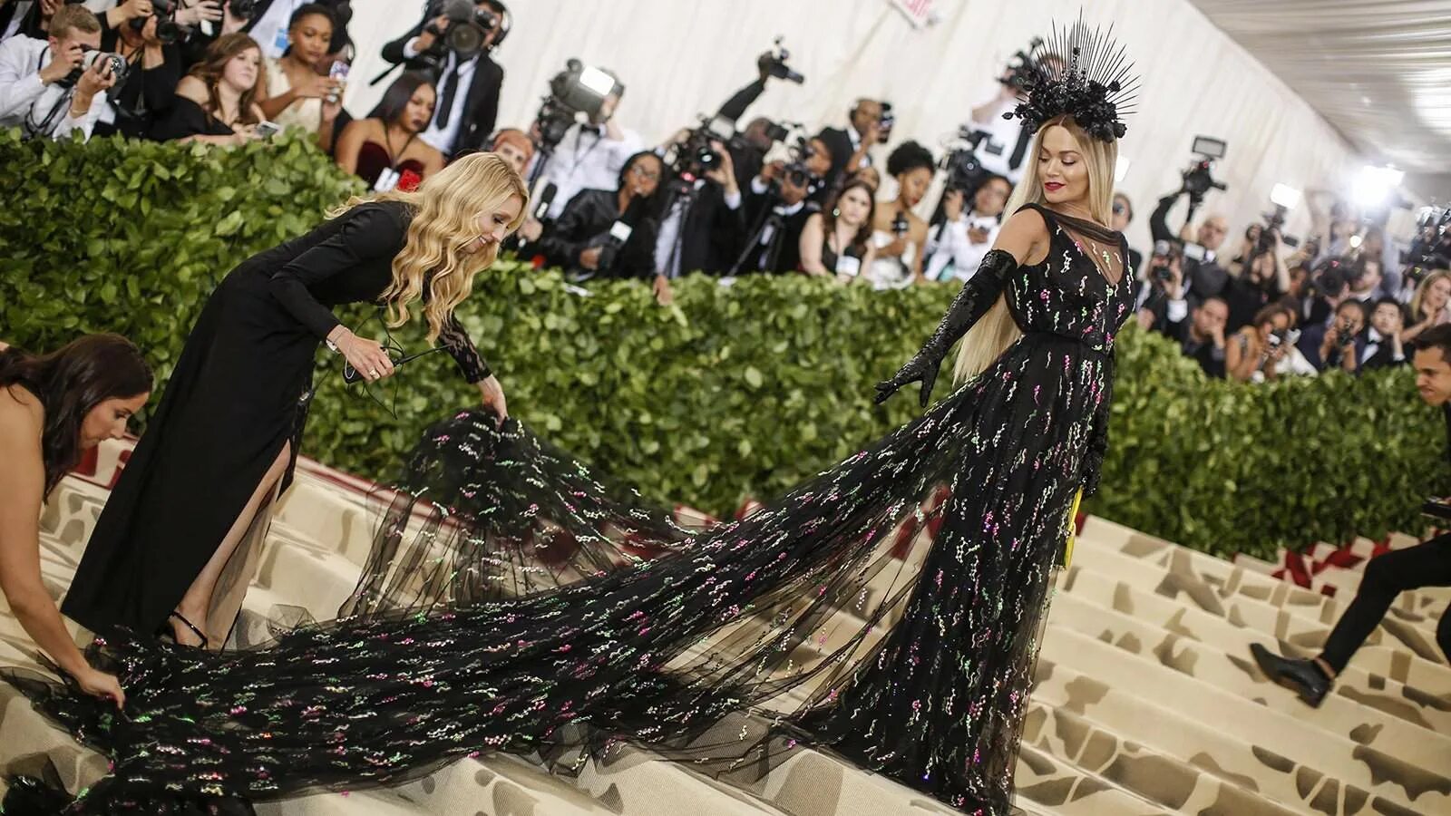 Что такое met gala. Мет гала 2018. музей метрополитен в нью-йорке мет гала. бал института костюма met gala. мет гала 2018 костюмы.