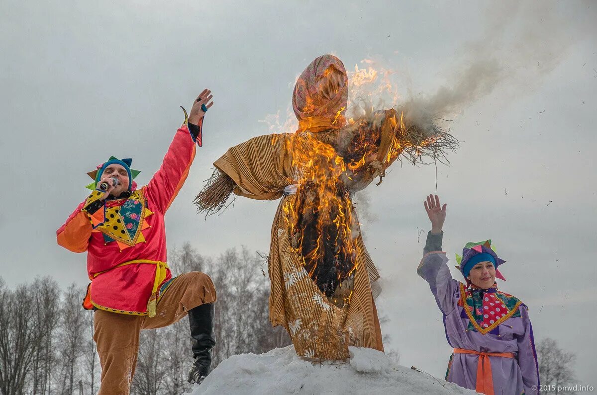 Учатся ли в масленицу. Масленица. Чучело зимы на Масленицу. Зимние гуляния. Чучело Масленицы на Руси.