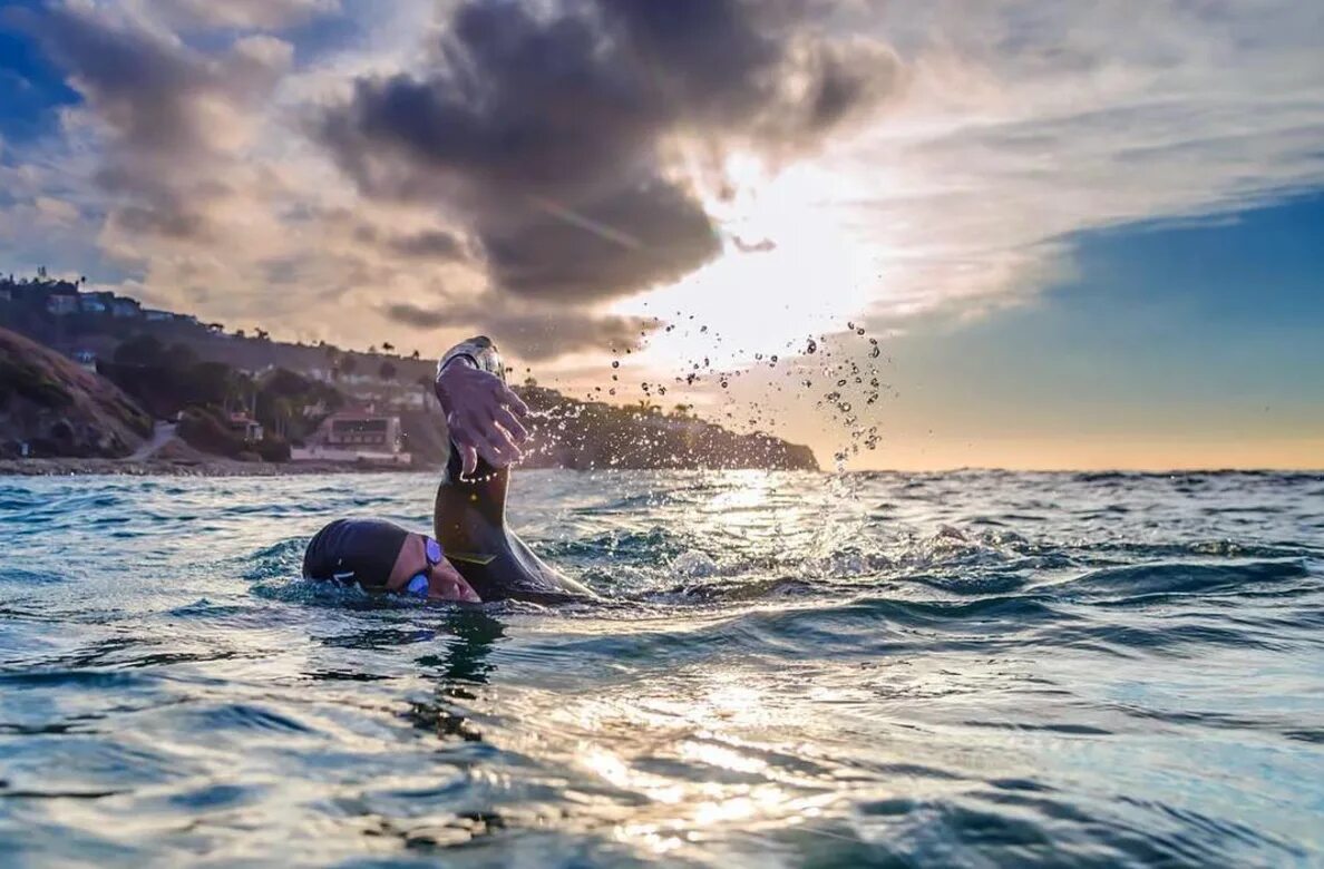 Свободно плавающие в море. Плавать в море. Плывет в море. Человек плывет. Ныряние под воду.