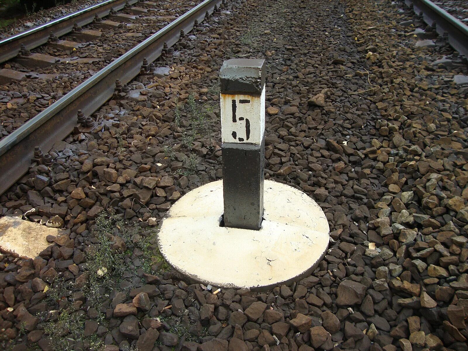 Столбики на жд. Столбики на жд путях. Пикетные столбики на жд. Предельный столбик жд. Габаритный столбик жд.