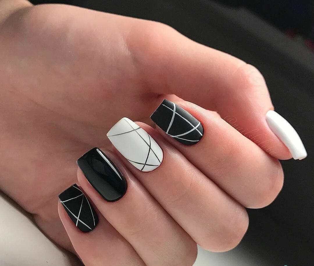 Черно белый маникюр. Стильный черно белый маникюр. Дизайн ногтей квадрат черные. Маникюр черно белый квадрат. Маникюр черно белый квадрат.