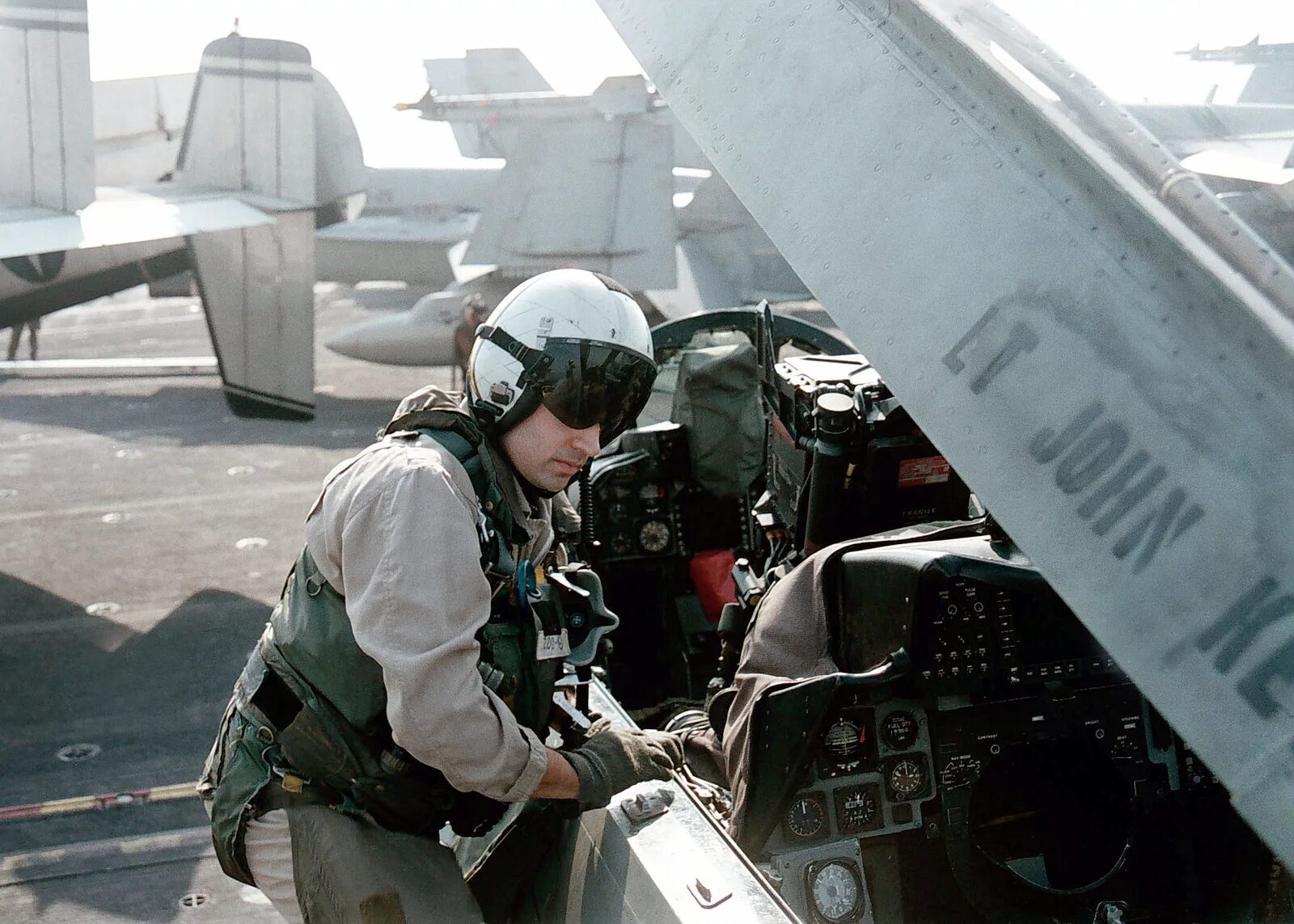 Кабина ф14 томкэт. F-14 pilot. Пилотов 14. Девочка с косичками за штурвалом истребителя. Костюм пилота су 24.