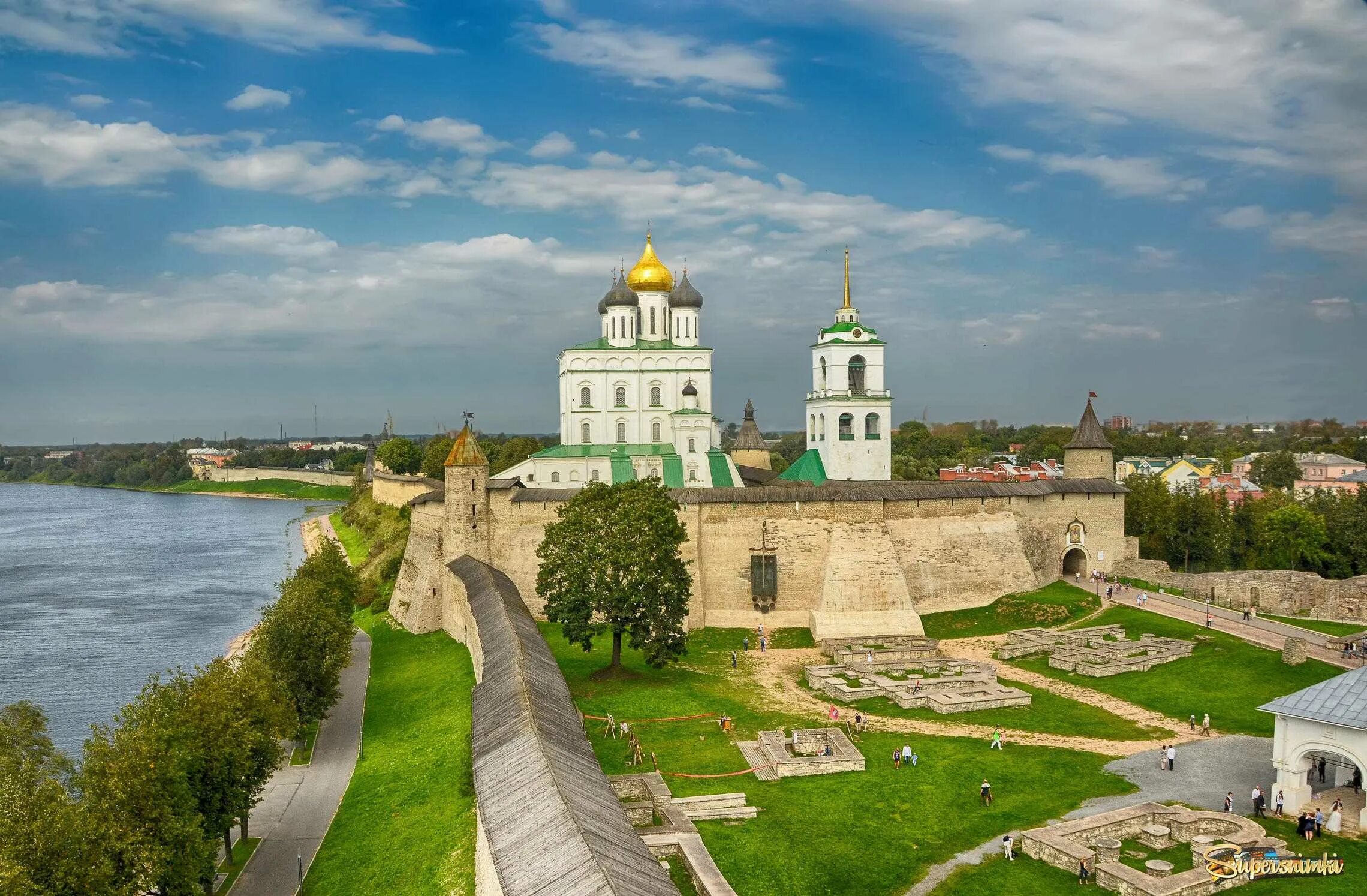 В каком городе находится псков. Псковский кром псков. псковский кремль кром. псковский кром достопримечательности пскова. п ковский кремль кролм.
