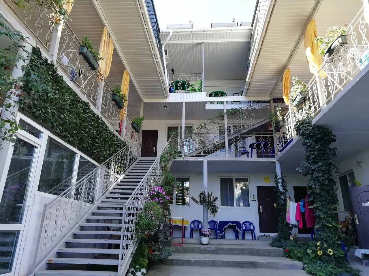 Вилла софия голубицкая. Гостевой дом солнышко. Голубицкая гостевой дом тамань. Гостевой дом геленджик "на кирова" 82. Отель оливия адлер.