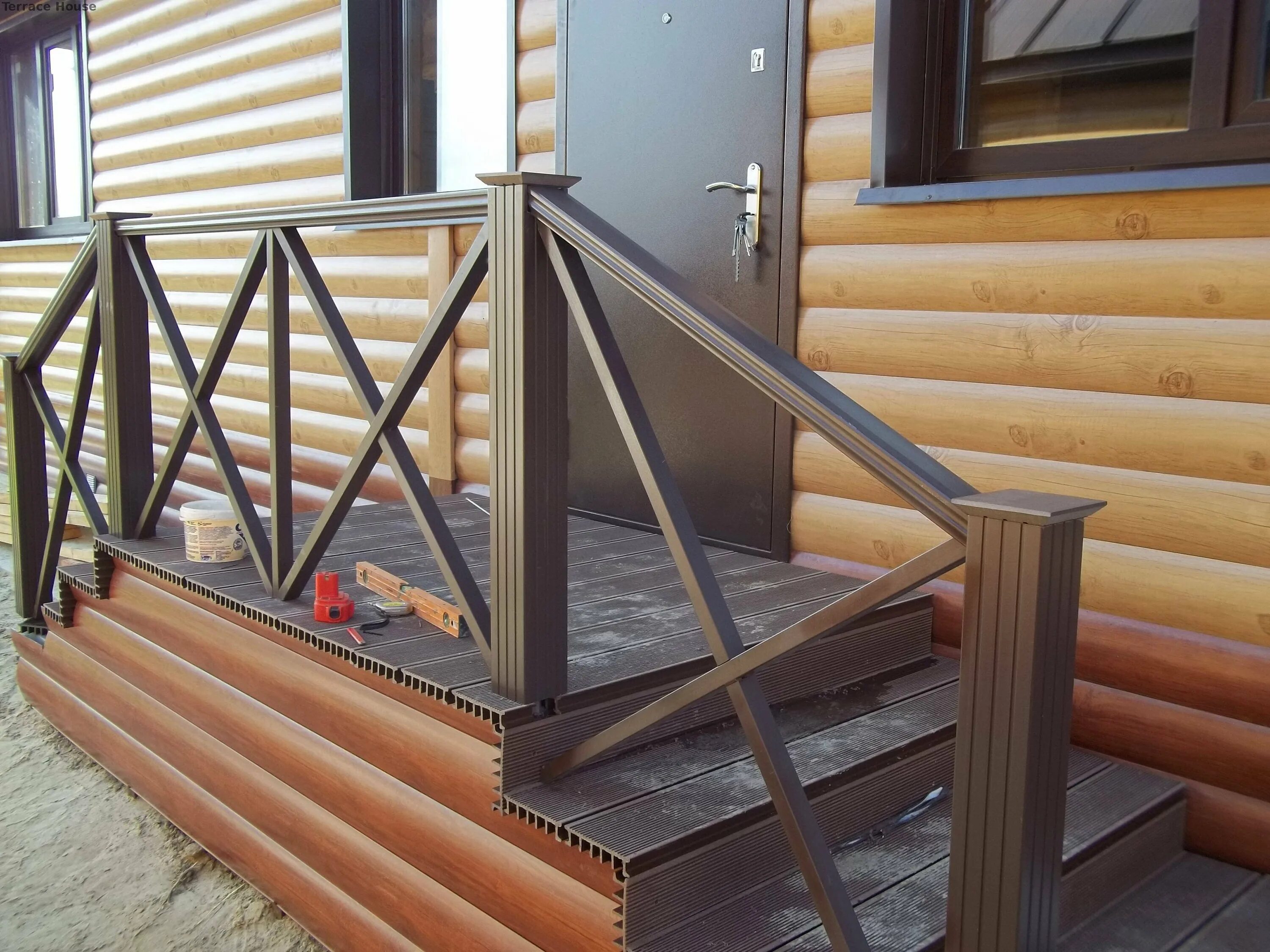 Ступеньки на веранду. Крыльцо для частного дома с навесом. Крыльцо из дпк с навесом. Крыльцо второй. Крыльцо на две стороны.