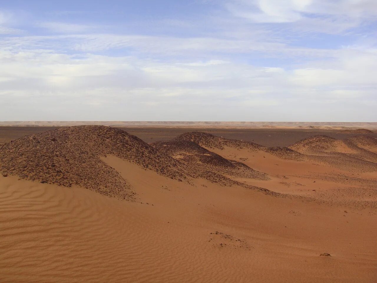 Пляжи намибии. Сколько пустынь песчаные. Пустыня чарские пески россии. Песок пустыни. Дюны фуэртевентура.