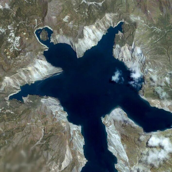 Fall meme. Озеро похожее на человека. Когда у твоей мамки не раскрылся парашют. Skydiving Мем. Загадка про фотографию.