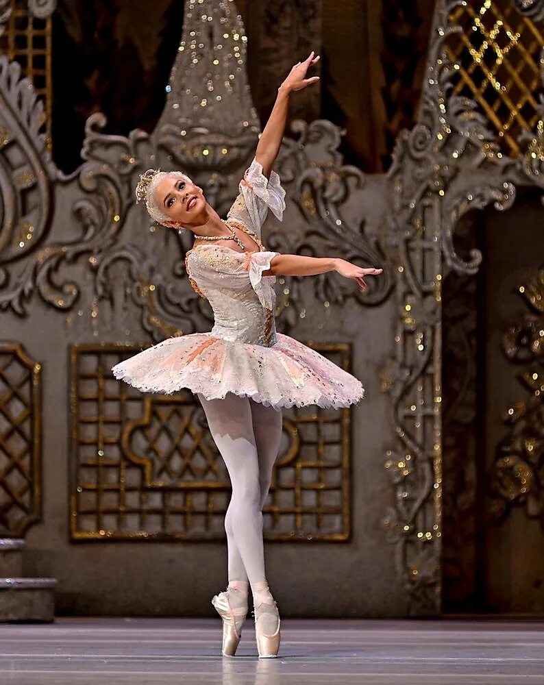 Sugar plum fairy pjotr iljitsch. Щелкунчик Королевский балет. Royal Ballet балерина. Балет Щелкунчик балерины. Франческа Хейворд Щелкунчик.