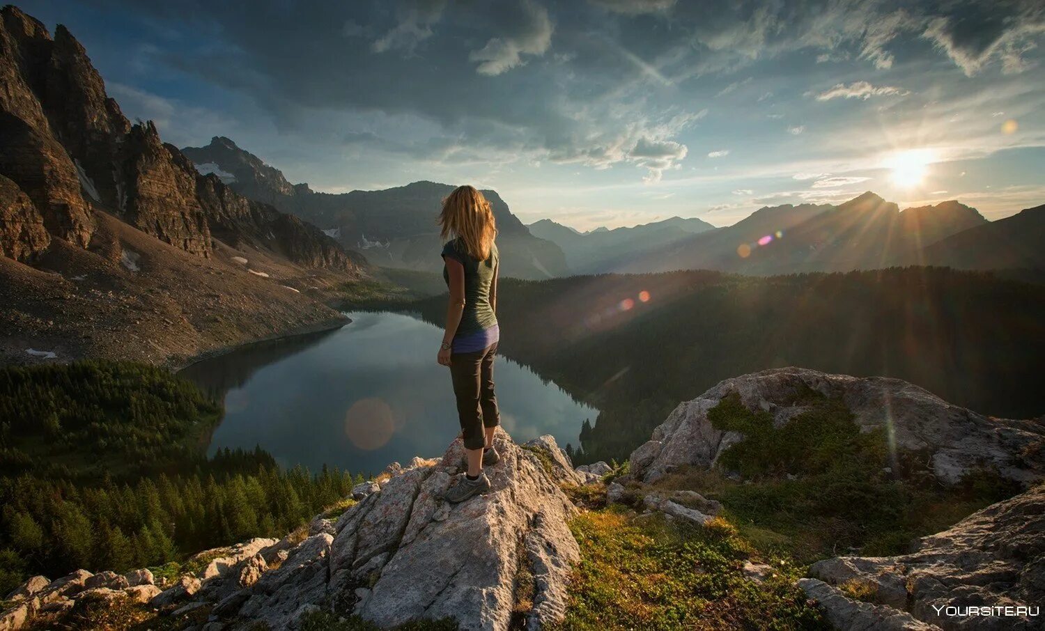 Девушка в горах. Фотосессия в горах. Красивые пейзажи с людьми. Красивые горы и человек. Восток человек и природа