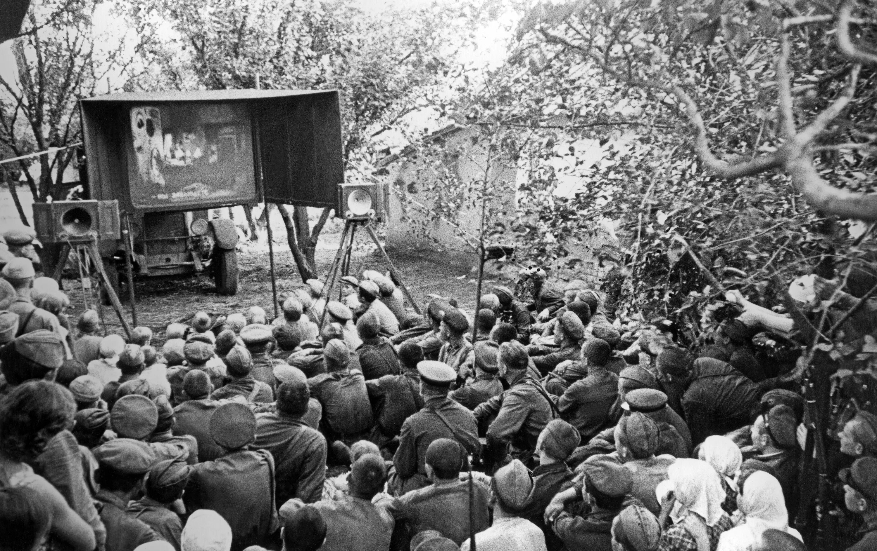 Культура в военные годы. Кинематограф в военные годы 1941-1945. Театр во Львове в Великую отечественную войну 1941-1945. Кинодеятели в годы Великой Отечественной войны. Кинематограф в 1941 -1945.