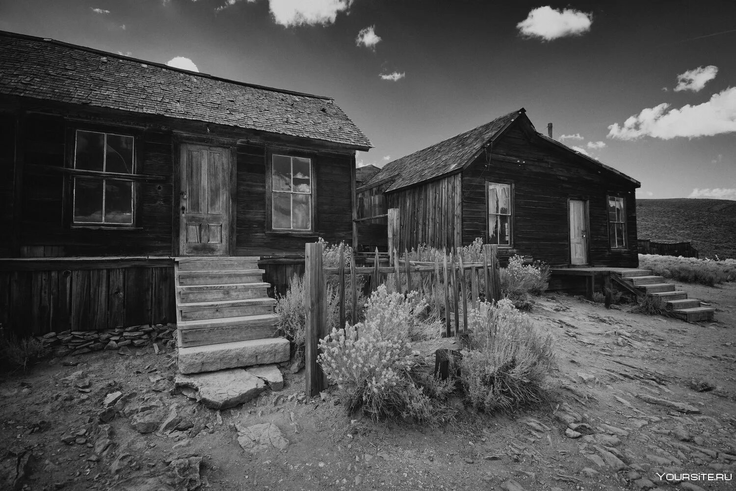 Деревня белая. Старый домик в деревне. Старый деревянный дом. Деревенский дом черно белый. Деревня Старо-черная.