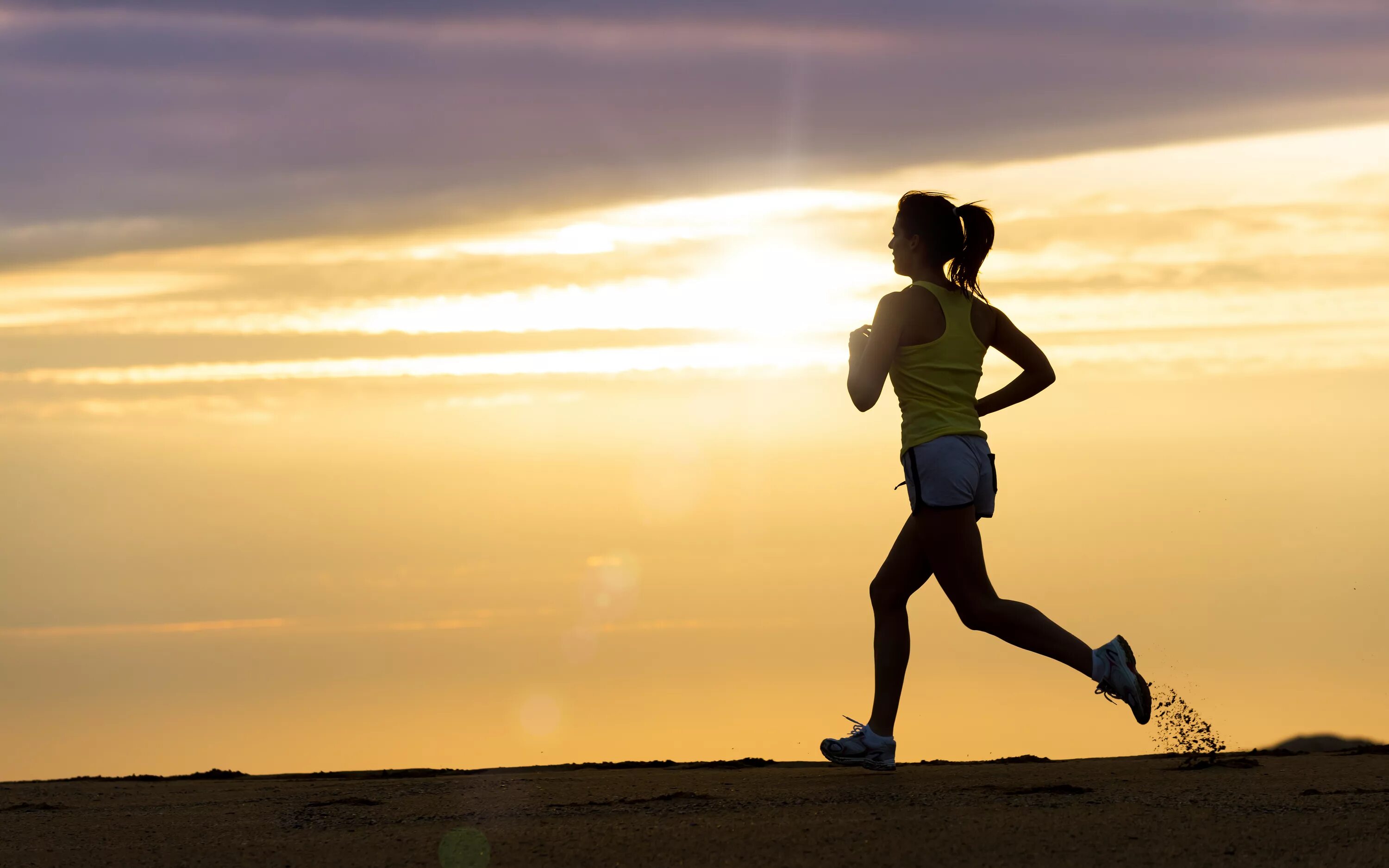 It s time to run. Девушка бежит. Бег девушки. Спортивные люди. Красивый бег.